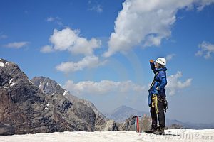 Alpinista na vrhu planine