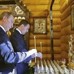 Dmitrij Medvedev i Vladimir Putin pale sveće u Ruskoj Crkvi Dmitrij Medvedev i Vladimir Putin pale sveće u Ruskoj Crkvi