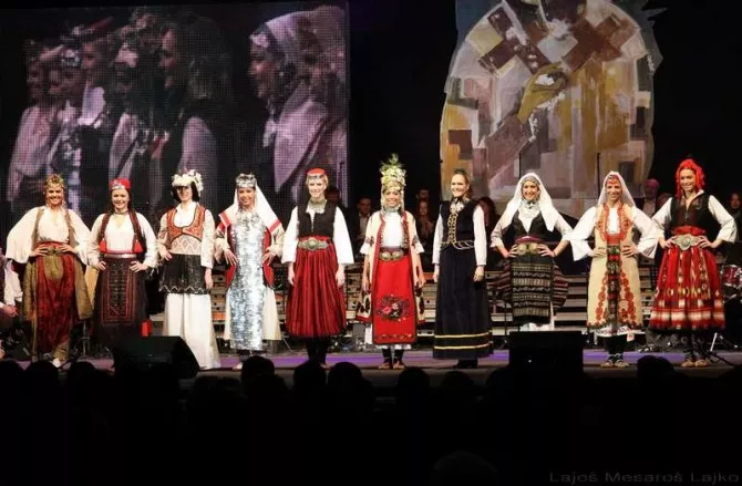 Srpske narodne nošnje na sceni