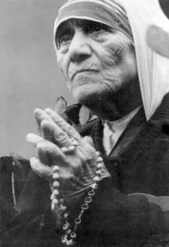 majka-tereza-crno-bela slika majka-tereza-crno-bela slika sa brojanicama