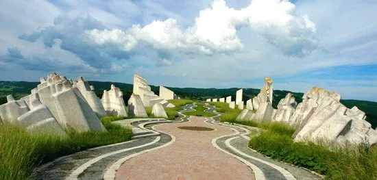 Spomen kompleks Kadinjaca - četnici i partizani Spomen kompleks Kadinjaca četnici i partizani