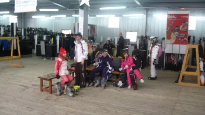 Bansko ski centar - Velika skijašnica pored gondole gde se iznajmljuje oprema