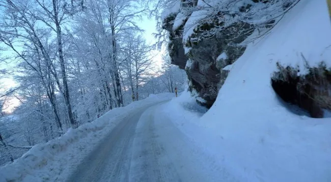 Babin zub - tunel od snega pored Doma Skijanje na Babinom zubu - Stara planina Babin zub - tunel od snega pored Doma Skijanje na Babinom zubu - Stara planina