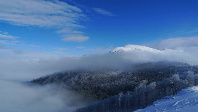 Planinski vrh Midžor u magli - Babin zub Skijanje na Babinom zubu - Stara planina