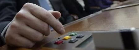 Glasanje u Skupštini poslanik glas i vladari iz senke porodica koja vlada Srbijom Glasanje u Skupštini poslanik glas i vladari iz senke porodica koja vlada Srbijom