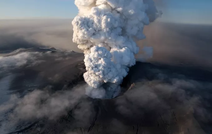 Vulkan na Islandu Vulkan Island, vulkanska erupcija i vulkanski oblak na Islandu Vulkan na Islandu Vulkan Island, vulkanska erupcija i vulkanski oblak na Islandu