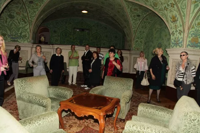 Clanovi udruzenja u sobama Kraljevskog dvora