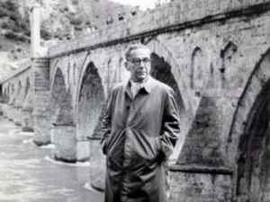 Ivo Andrić pored mosta na Drini u Višegradu