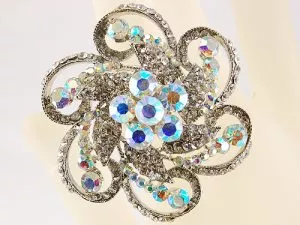 Broš od kristala u obliku cveta