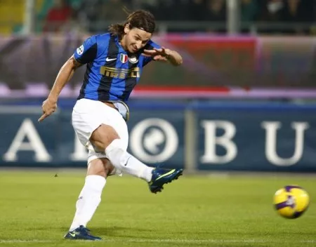 Fudbalski šut na gol lopta fudbaler šutira