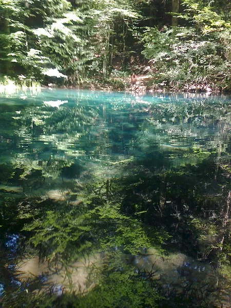 Nacionalni park Nera-Rumunija odsjaj jezera