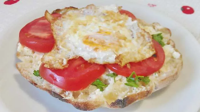 Zlatiborska lepinja somun sa kajmakom paradajzom i jajetom