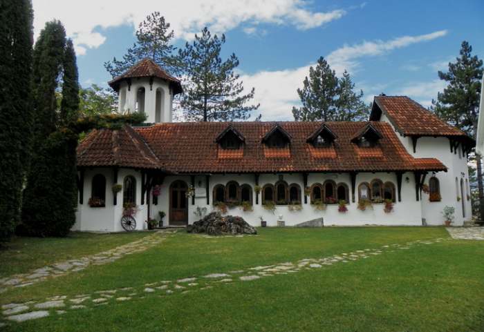 Prilipac selo i konak crkve Photo by Vladimir Mijailović