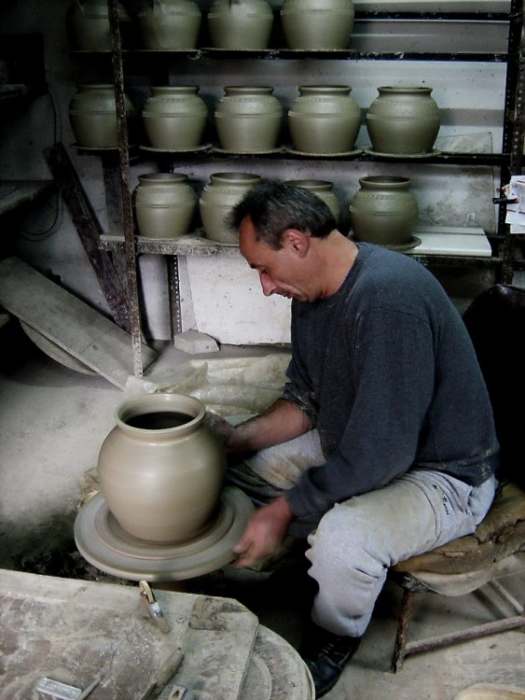 Grnčarija Zlakusa, grnčar Bibila Nikitović, photo by Vladimir Mijailović 