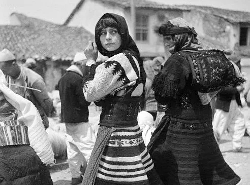 Kosovske priče - U nebranom groždju ili Arnaud sa dve žene albanke u narodnoj nošnji Kosovske priče - U nebranom groždju ili Arnaud sa dve žene albanke u narodnoj nošnji