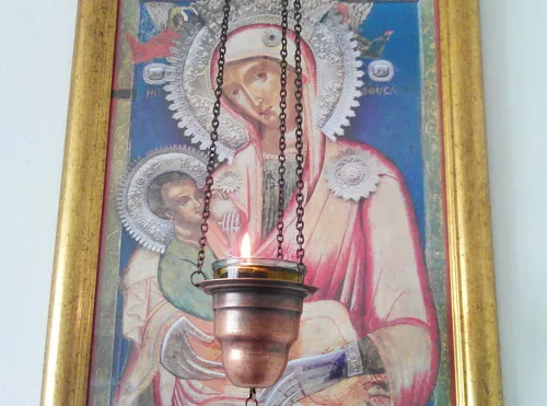 Čemu služi kandilo i zašto se kandilo pali pred ikonom Čemu služi kandilo i zašto se kandilo pali pred ikonom