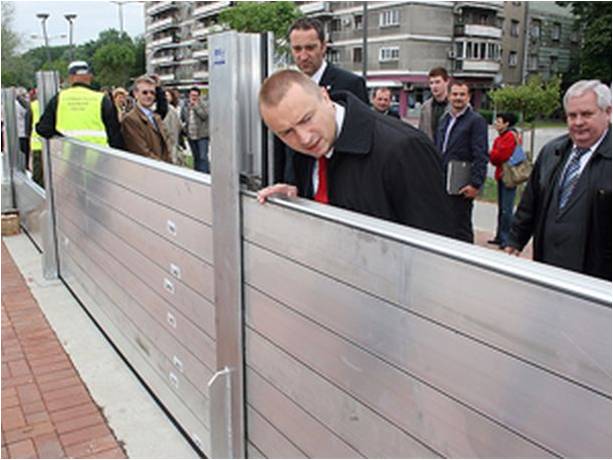 Kuće protiv poplave i specijalni nasipi - metalni nasip