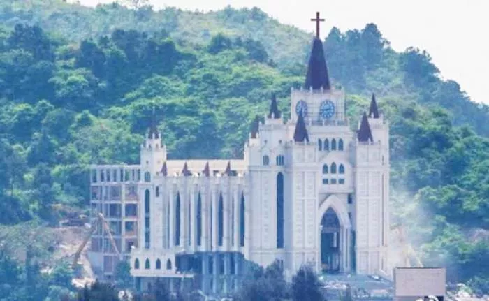 Kina srušila veliku hrišćansku crkvu Sanjiang u Jerusalimu istoka Kina srušila veliku hrišćansku crkvu Sanjiang u Jerusalimu istoka