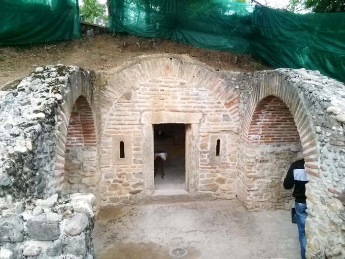 Liturgija na grobu gde su sahranjeni Sveti Ermil i Stratonik Beogradski