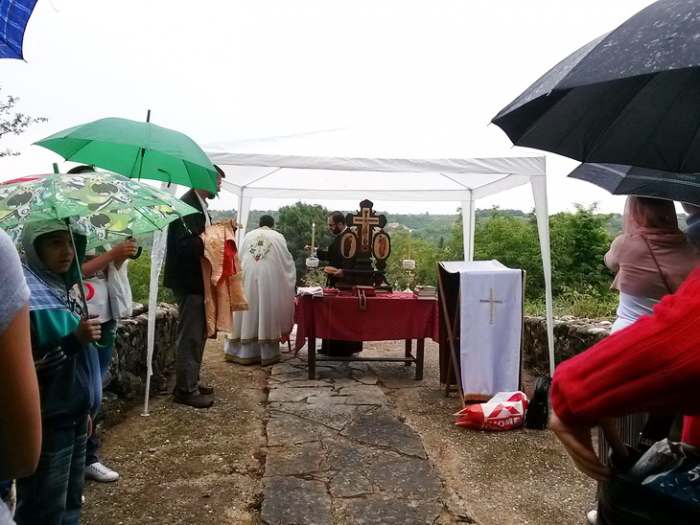 Liturgija na grobu gde su sahranjeni Sveti Ermil i Stratonik Beogradski