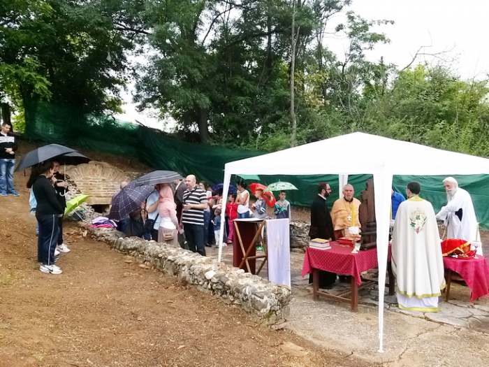 Liturgija na grobu gde su sahranjeni Sveti Ermil i Stratonik Beogradski