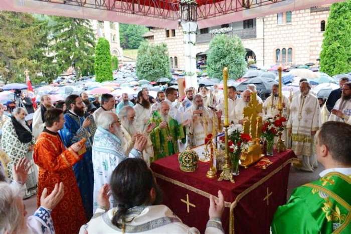 Polaganje moštiju Svetog Justina Ćelijskog u kivot i Sveta Arhijerejska liturgija