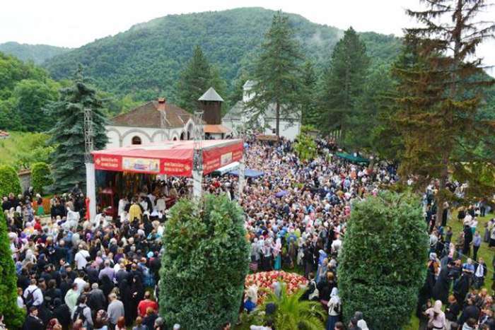 Polaganje moštiju Svetog Justina Ćelijskog u kivot okupljeni verni narod