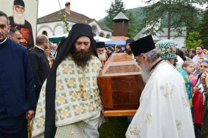 Polaganje moštiju Svetog Justina Ćelijskog u kivot prenos moštiju