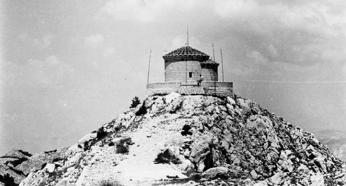 stara njegoševa kapela i Njegošev grob na Lovćenu