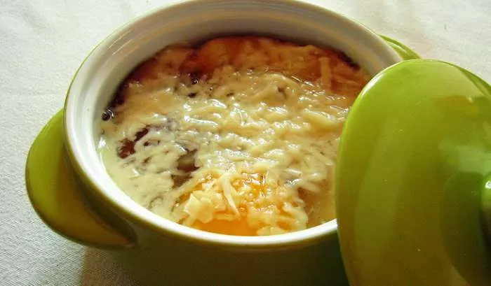 Italijanska supa Paveze sa jajima, krotonom i parmezanom