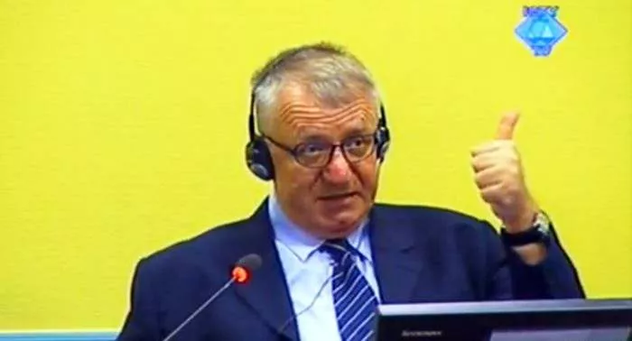 Učitelj na službenom putu ili sudbina Vojislava Šešelja