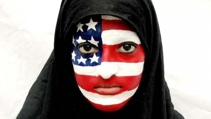 Žena muslimanka i islamski-terorista u bojama Amerike
