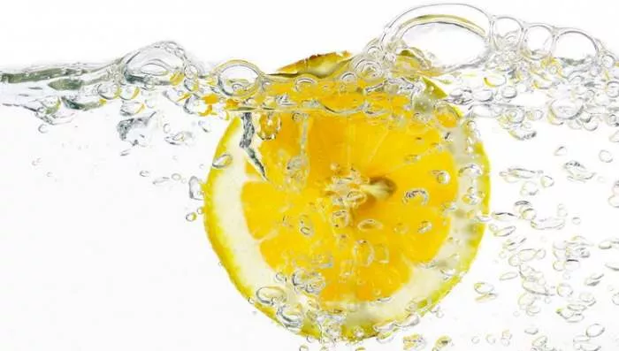 Limun i voda svako jutro - Topla limunova voda za vaše zdravlje Limun i voda svako jutro - Topla limunova voda za vaše zdravlje