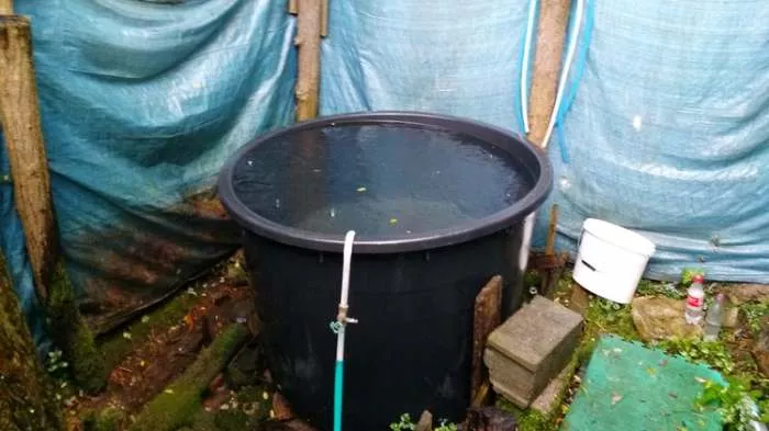 Pogruženje u bure sa osvećenom vodom - Manastir Svete Trojice, Bijele vode