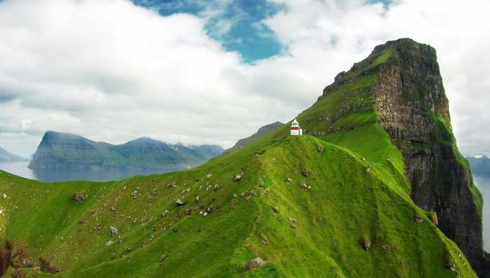 Fotografija usamljena kućica u prirodi ili kuća u nedodjiji