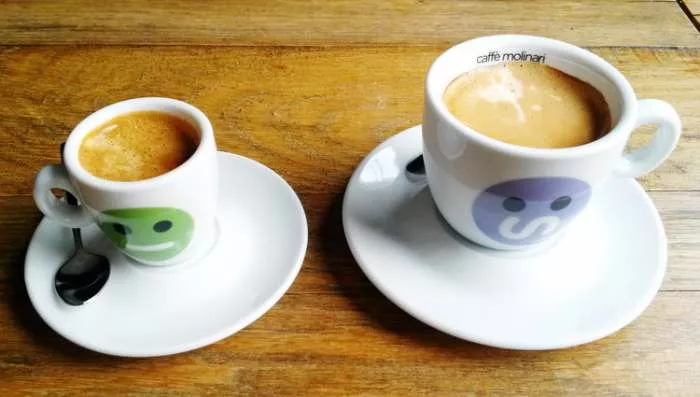 Kafe Cirkus i mali i produženi espreso sa sojinim mlekom Kafe Cirkus i mali i produženi espreso sa sojinim mlekom