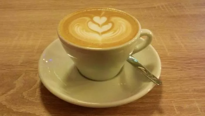 Kafe Šoljica i produženi espreso sa mlekom nalik na kapućino