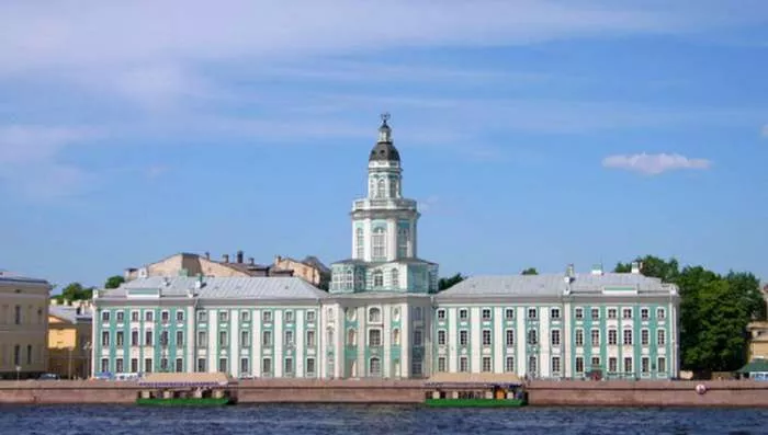 Kunstkamera i soba izložba u kojoj je Petar Veliki mao svoje eksponate Kunstkamera i soba izložba u kojoj je Petar Veliki mao svoje eksponate