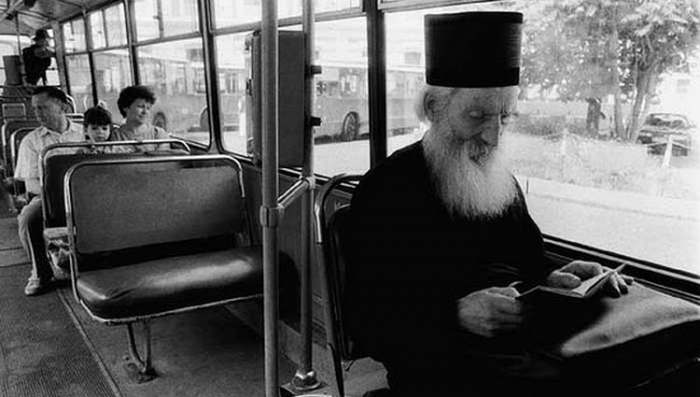 Patrijarh Pavle i mrvice hleba - Patrijarh Pavle u autobusu