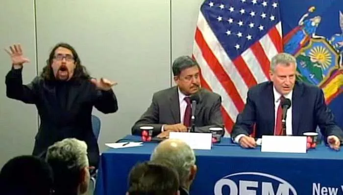 Teatralni prevodilac čudnim gestovima zasenio goste na konferenciji za medije Teatralni prevodilac čudnim gestovima zasenio goste na konferenciji za medije