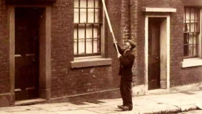 Kucač je osoba koja kuca na vrata i prozore Kucač je osoba koja kuca na vrata i prozore