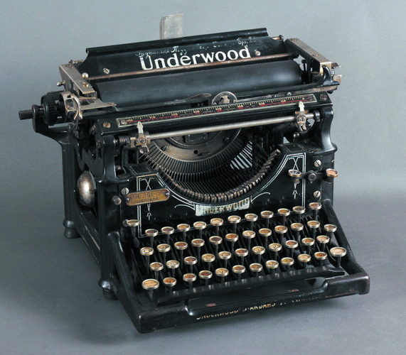Andželina Džoli i Hemingvejeva pisaća mašina Underwood Andželina Džoli i Hemingvejeva pisaća mašina Underwood