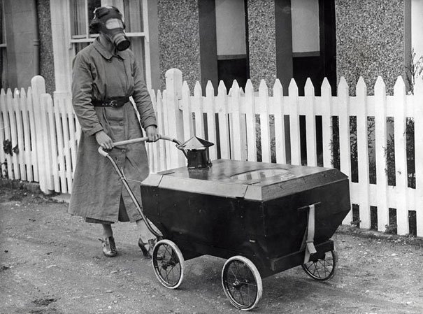 Dve gas-maske, za majku i bebu, Engleska, 1938