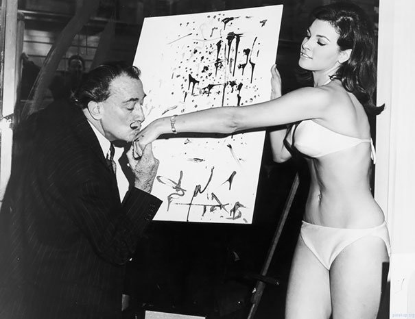 Salvador Dali i Rakel Velč, 1965