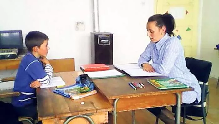 Učiteljica Emina Čokić i đak Goran Avramović u školi u Gornjim Stranjanima (Foto iz lične arhive) Uciteljica-Emina-i-djak-Goran-u-skoli-u-Gornjim-Stranjanima-foto-iz-licne-arhive