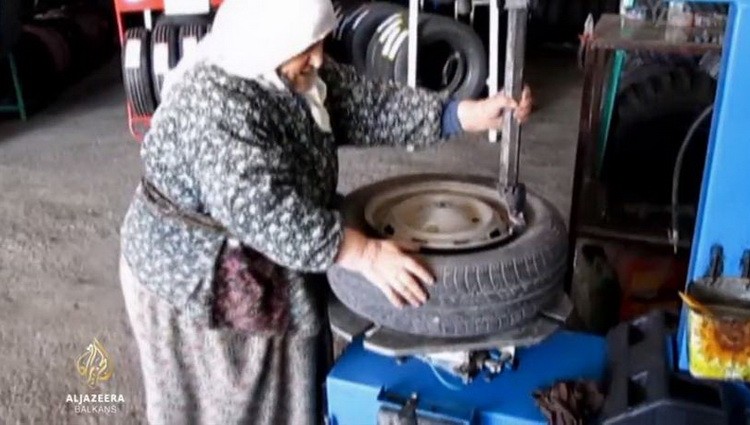 Baka iz Turske stara 71 godinu radi kao vulkanizerka Baka iz Turske stara 71 godinu radi kao vulkanizerka