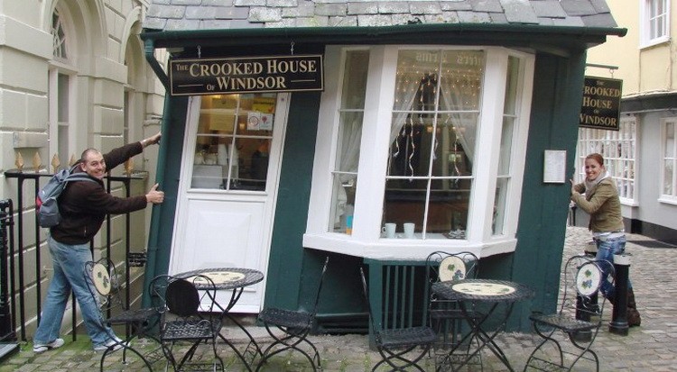 Britanska kriva kuća Vindsora - Crooked House of Windsor Britanska kriva kuća Vindsora - Crooked House of Windsor
