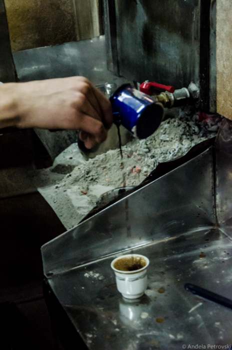 Kafečajnica Teferič - sipanje kafe - photo by Anđela Petrovski
