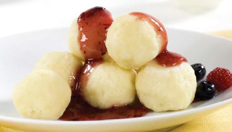 Recept za slatke knedle od sira sa prelivom od višnje Recept za slatke knedle od sira sa prelivom od višnje