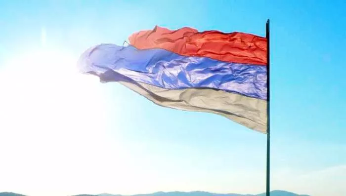 Sunčani časni krst na srpskoj zastavi u Zvečanu Sunčani časni krst na srpskoj zastavi u Zvečanu